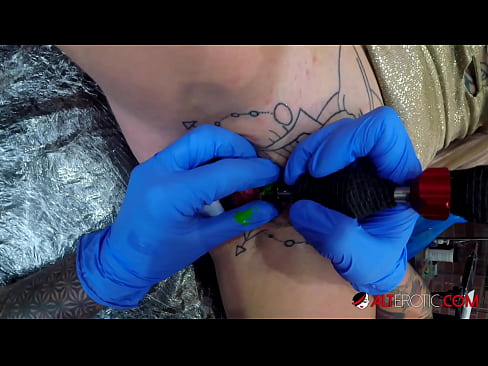 ❤️ Sully Savage, une chaudasse extrêmement tatouée, s'est fait tatouer le clitoris. ️ Porno de qualité at us fr.xxxdesichudai.ru ❌❤